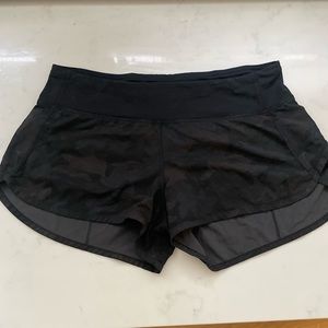 Lululemon low rise lined short 2.5”